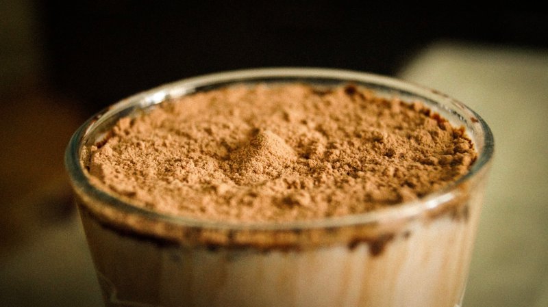 Schoko Proteinpulver im Glas Schoko Proteinshake in einem Glas