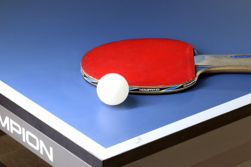 Tischtennisplatte auf der Schläger und Ball liegen champion-Kelle-Ball