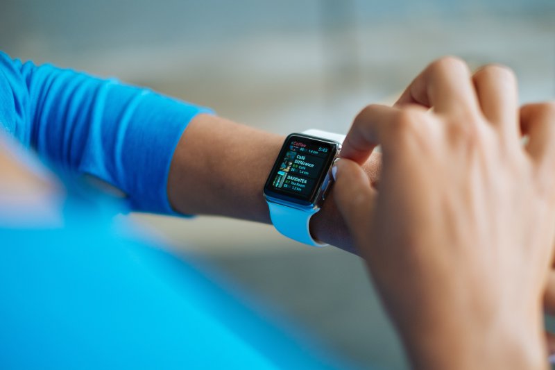 Person nutzt Smart Watch