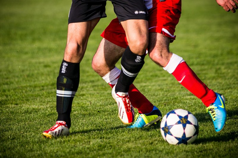 Zwei Fußballspieler auf Rasenplatz