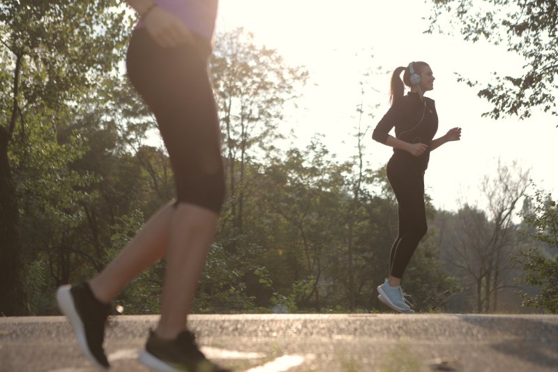 Beim Outdoor-Sport Musik mit einem Sportkopfhörer hören