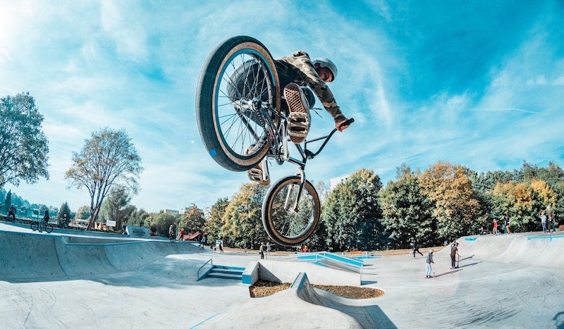 BMX Fahrer macht einen Stunt BMX Fahrrad