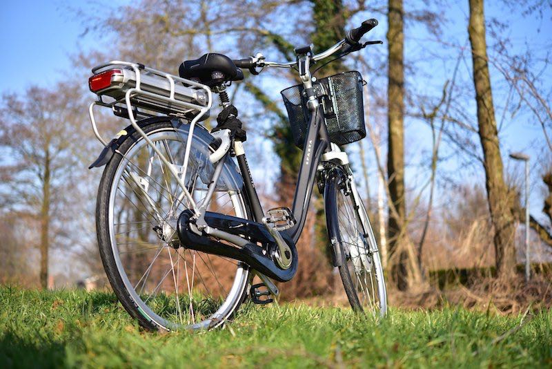 Ein City E-Bike ist ideal, wenn Du auch mal längere Strecken fährst. E-Bikes sind in verschiedenen Fahrradtypen verfügbar