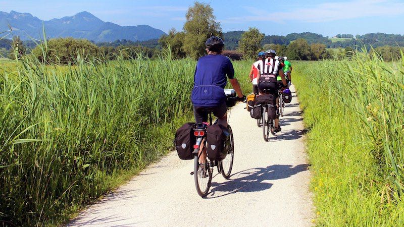 Trekkingbikes sind ein Fahrradtyp für den Stadtverkehr und Tagesausflüge Trekkingbike Fahrradtyp
