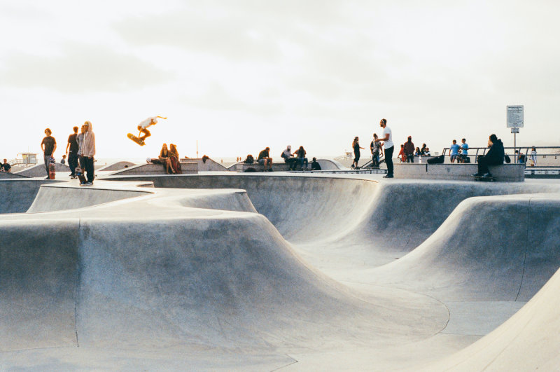 Skatepark mit vielen Menschen Skatepark mit Menschen