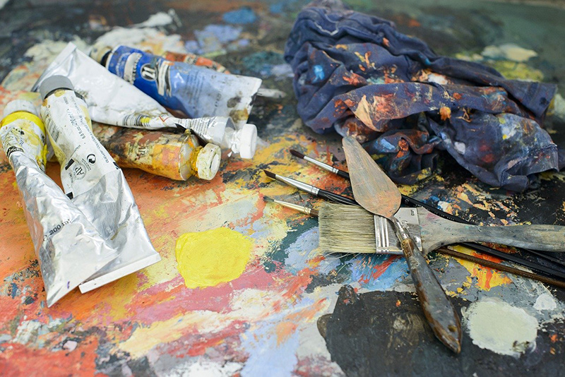 Mal-Utensilien: Pinsel, Acrylfarbe, Spachtel, Tuch Mixen verschiedener Techniken