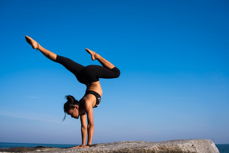 Athletin trainiert ihren Gleichgewichtssinn im Handstand Mit einem Balancekissen das Gleichgewicht verbessern