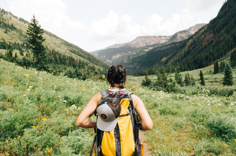 Dame wandert mit Wanderrucksack Wandern mit Wanderrucksack