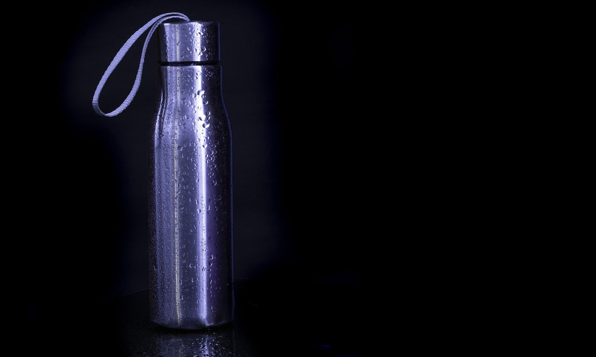 Edelstahl-Trinkflasche mit Wasser