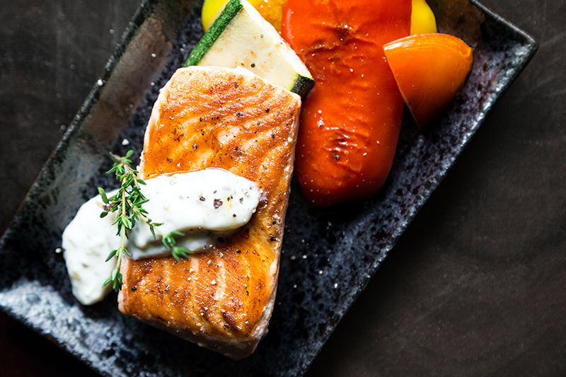 Fisch und Gemüse vom Grill auf einem Teller angerichtet Angerichtetes Essen vom Grill