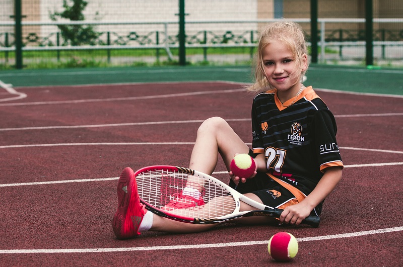 Mädchen mit Methodikbällen auf dem Spielplatz Mädchen mit Methodikball