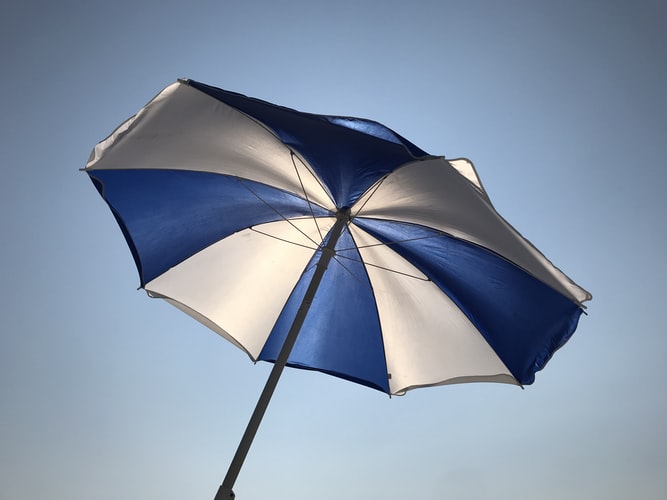 blau-weißer Sonnenschirm Strandschirm Foto