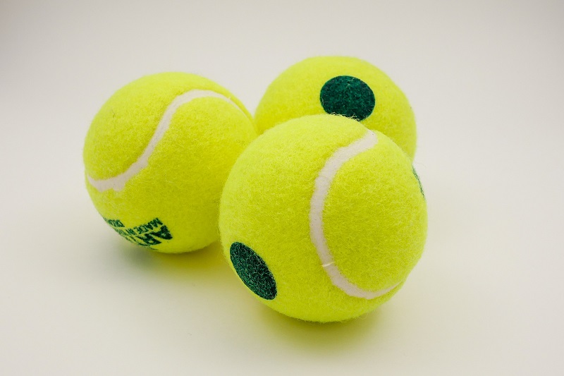 Tennisbälle mit einem grünen Punkt Tennisball mit einem grünen Punkt