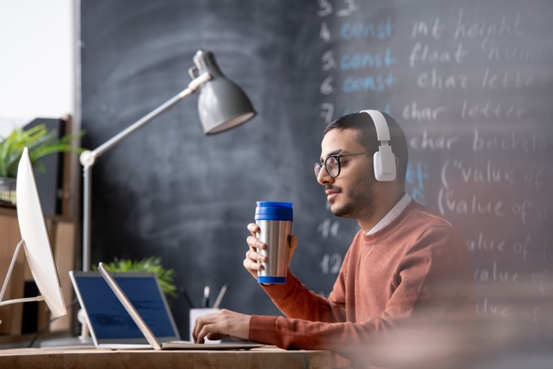 Thermobecherbei der Arbeit