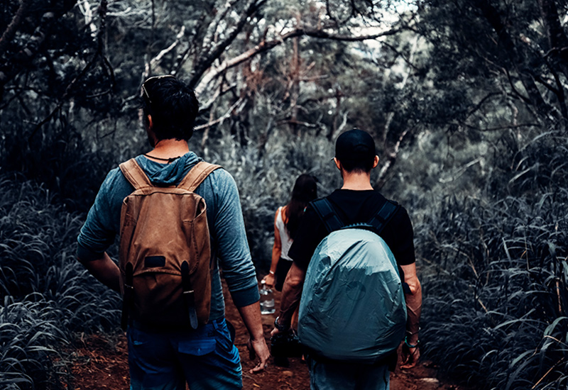 Wanderer mit Rucksäcken mit und ohne Regenhülle Wanderrucksack mit und ohne Regenhülle