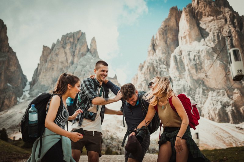 Gruppe wandert mit Wanderrucksäcken Wandern in Gruppe mit Wanderrucksack
