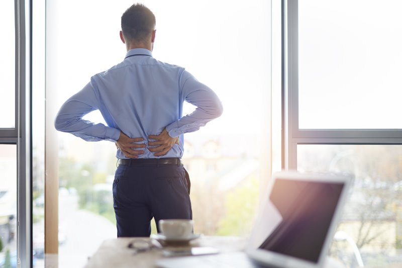 Bürojobs, mangelnde Bewegung und die falsche Haltung sind oft verantwortlich für Rückenschmerzen