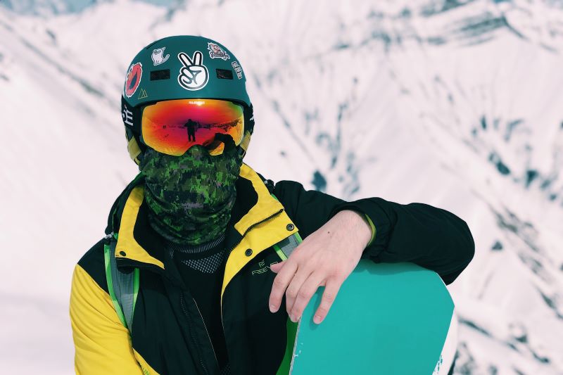 Snowboarder steht auf der Piste