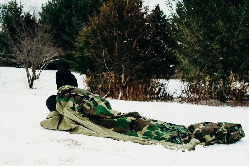 Biwaksack liegt draußen im Schnee Biwaksack im Schnee