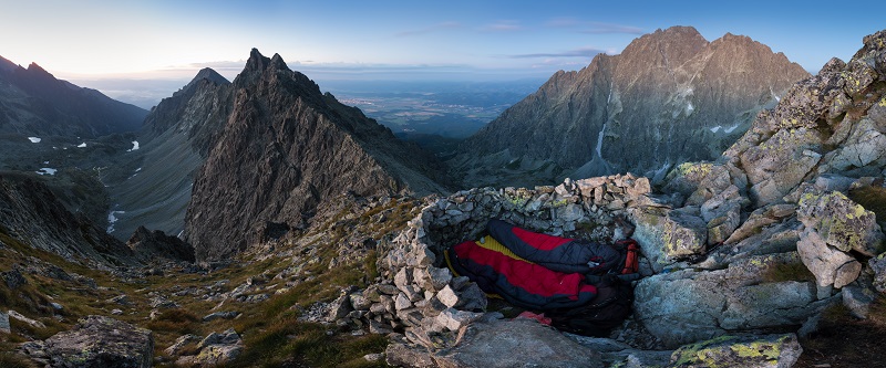Biwaksack im Gebirge Biwaksack auf steinigem Untergrund