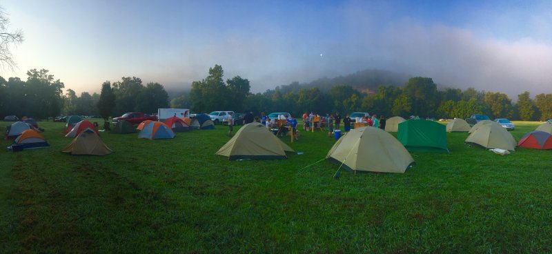 Viele Zelte auf einer Wiese Camping bei einem Festival