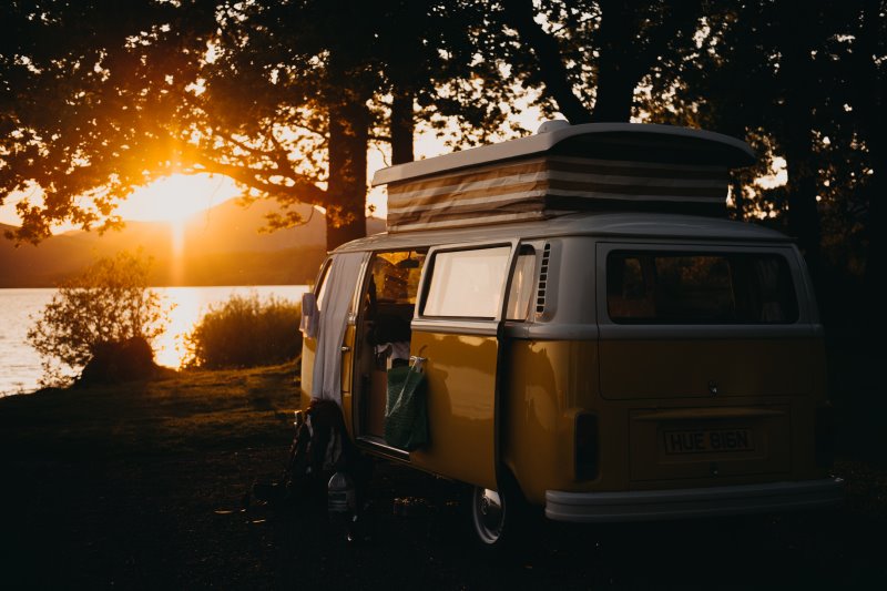 Bus bei Sonnenaufgang an einem See Campingtoiletten Test, Vergleich und Kaufratgeber