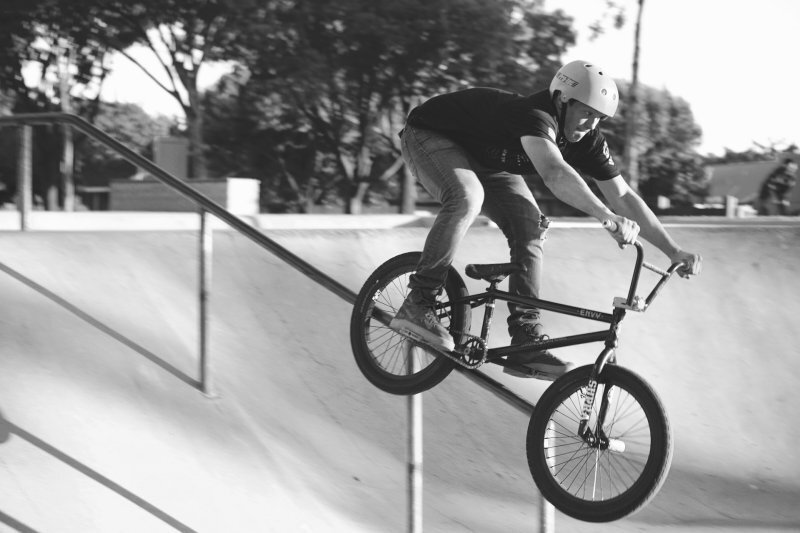 BMX-Fahrer mit Fahrradhelm Fahrradhelme im Test