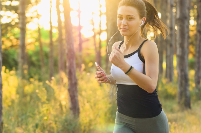 Frau trainiert ihre Ausdauer beim Joggen