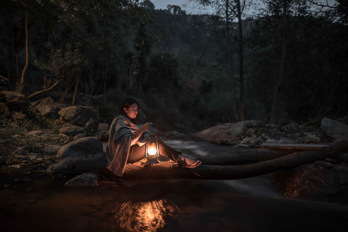 Frau mit Campinglampe