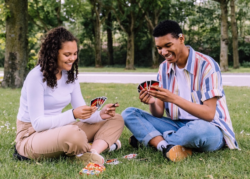 Frau und Mann spielen Uno Frau und Mann spielen Uno