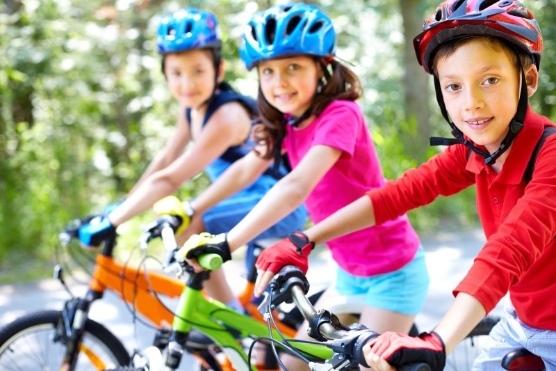 Kinder mit den Fahrradhelmen Kinder mit den Fahrradhelmen