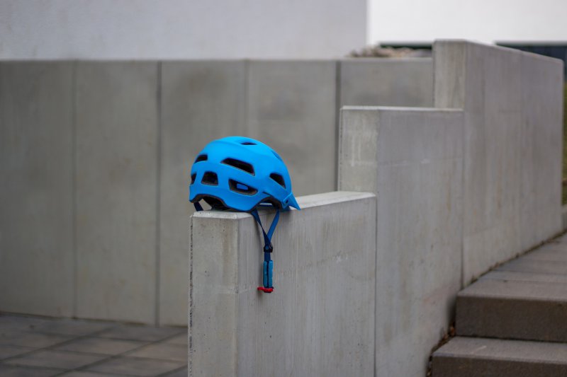 Mit Helm Einrad fahren