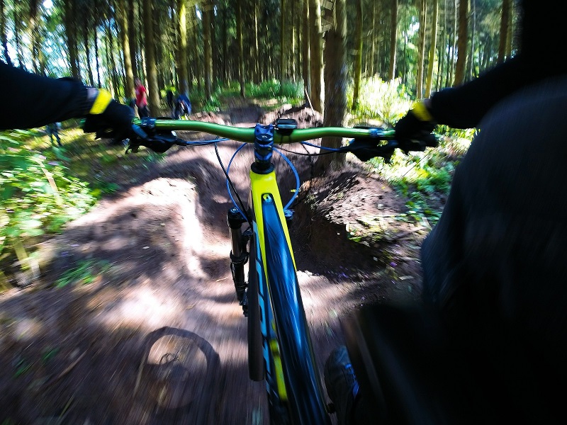 Fahrrad-Navi am Mountainbike auf schwierigem Untergrund Fahrrad-Navi an einem Mountainbike