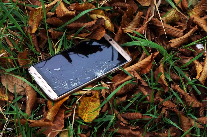 Beschädigtes, herkömmliches Smartphone Outdoor-Smartphone im Test