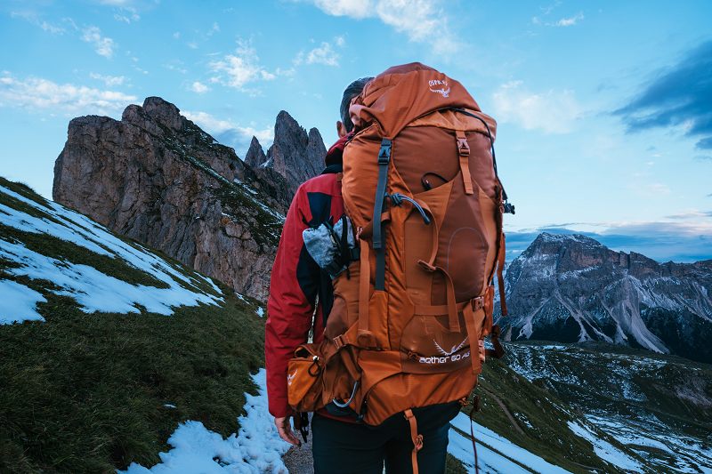 Person mit Trekkingrucksack