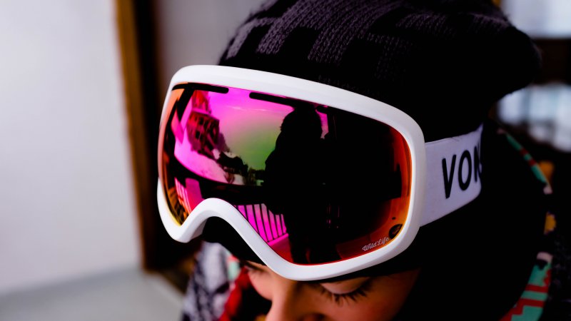 Bunte, polarisierte Skibrille, die auch als OTG getragen werden kann. 