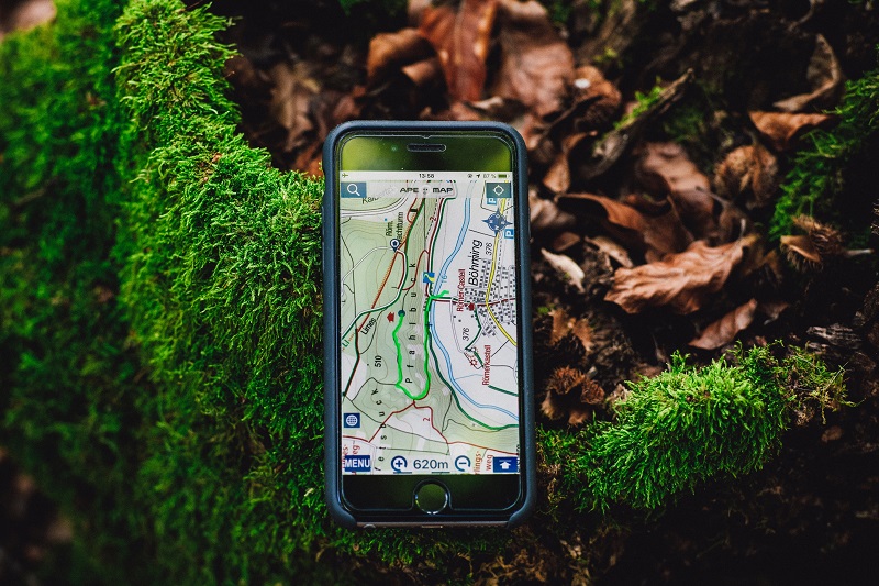 Fahrrad Navigation mit dem Smartphone im Wald Smartphone mit Navigationsapp im Wald