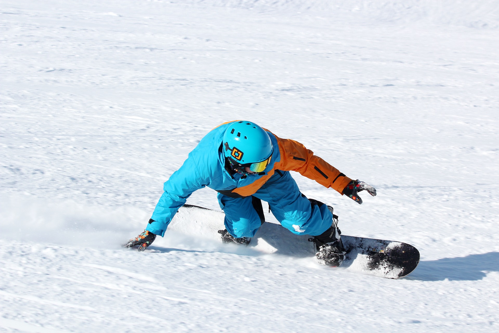 Snowboarder mit Skihelm im Test 