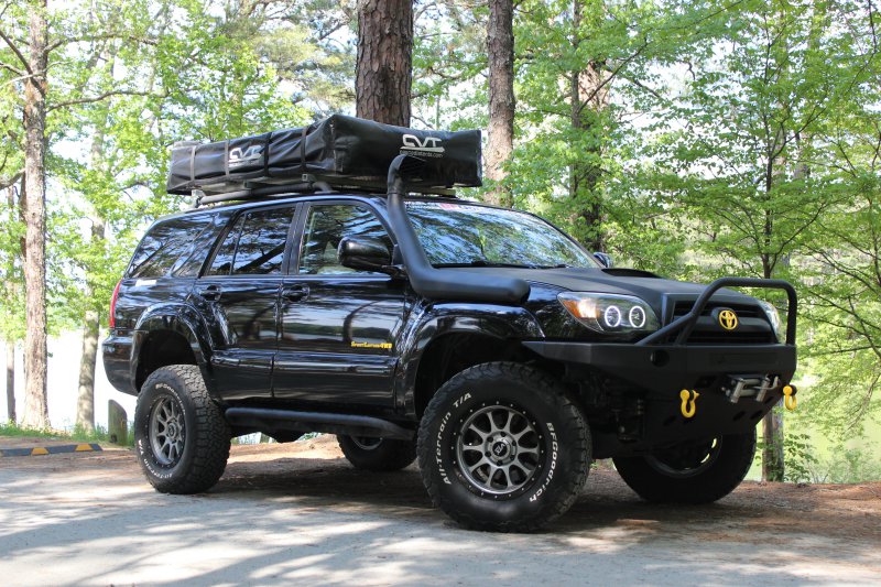 Dachzelt mit Dachträger auf Offroader