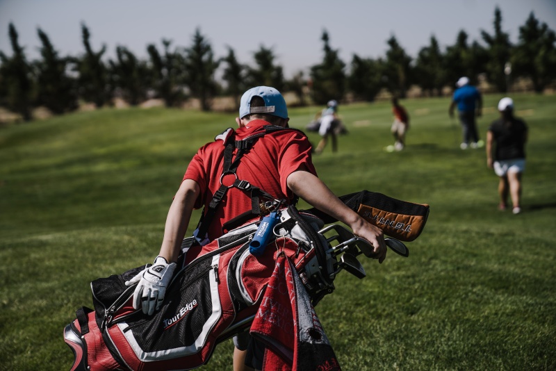 Ein Kind ohne Golf-Trolley