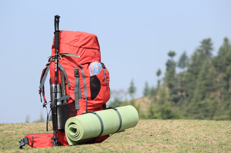 Trekkingrucksack mit Isomatte und Wanderstöcken