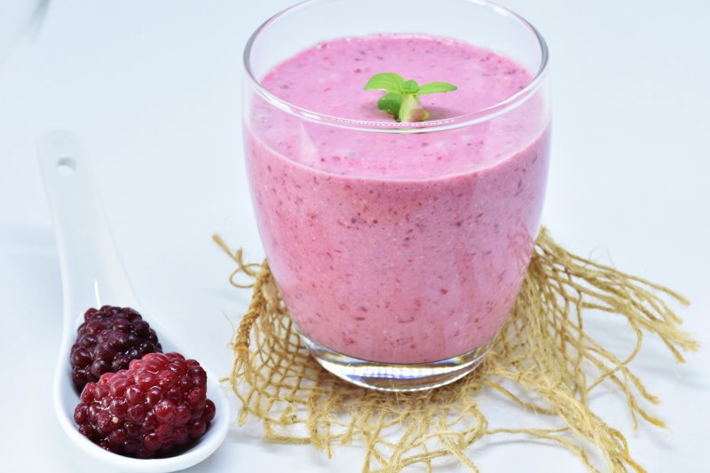 Glas mit rosa Ananas-Himbeer-Smoothie. Ananas-Himbeer-Smoothie selber machen