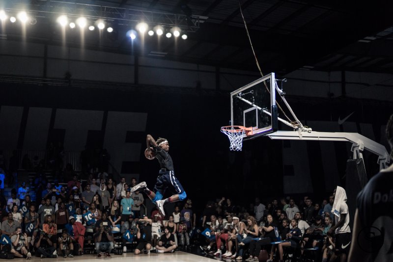 Dunking auf einen Korb