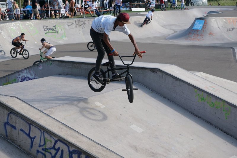 BMX Fahrer im Skatepark BMX im Skatepark