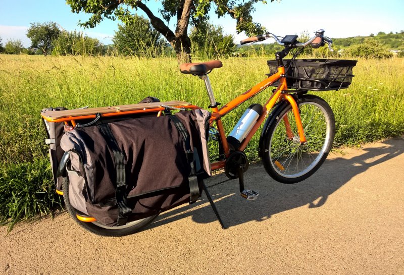 Bepacktes E-Lastenfahrrad in der Natur