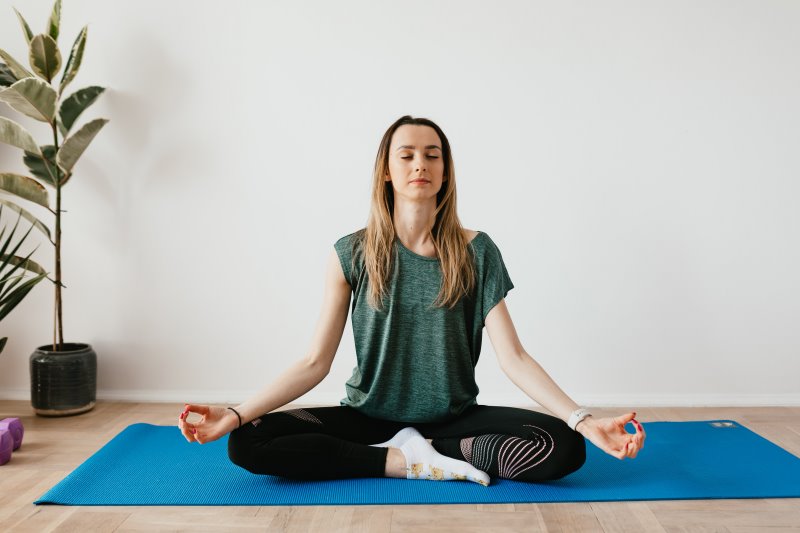 Frau praktiziert Yoga mit Yoga-Socken Frau praktiziert Yoga mit Yoga-Socken