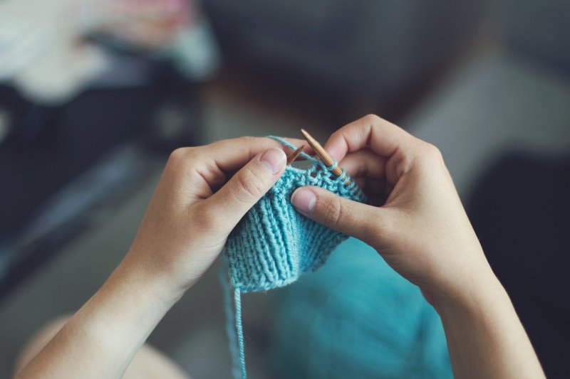 Yoga-Socken stricken Frau strickt Yoga-Socken