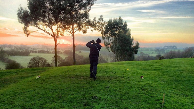 Golfabschlag Golf beim sonnenaufgang
