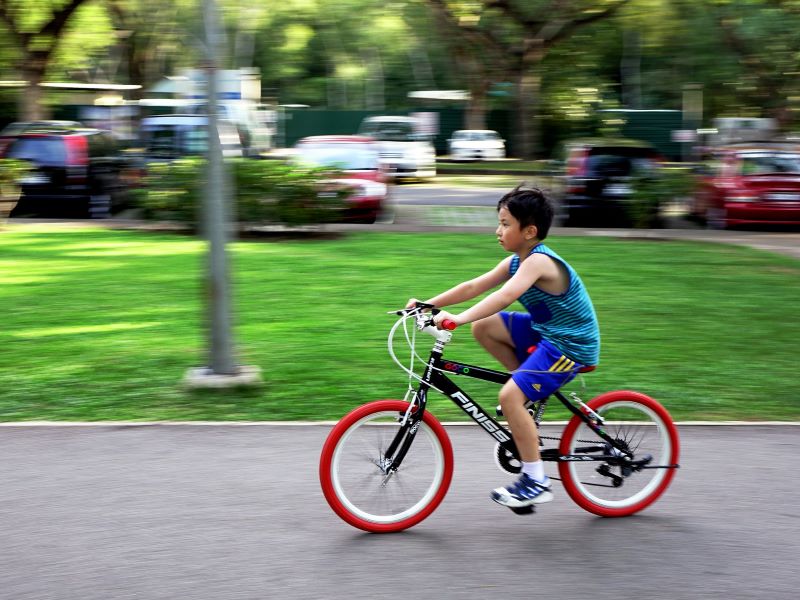 Junge fährt auf Jugendfahrrad Junge Fahrrad