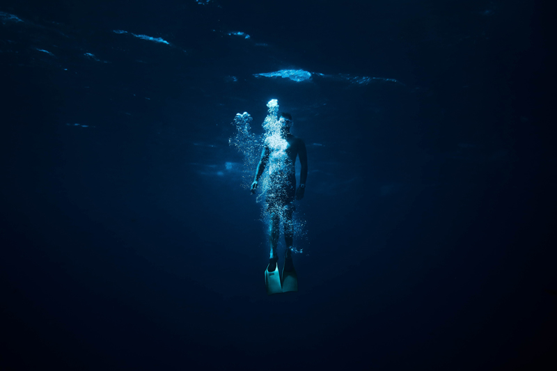 Mensch in dunklem Wasser